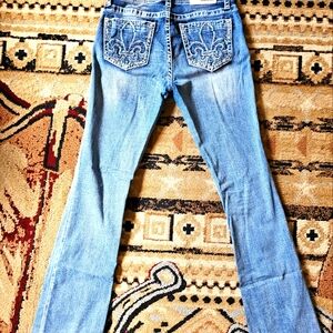Wimens Grace Blue Jeans with Embroidered Pockets. Size 27x32